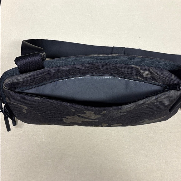 Aer SF Black/Olive Camo Sling Bag NWOT - Picture 3 of 7